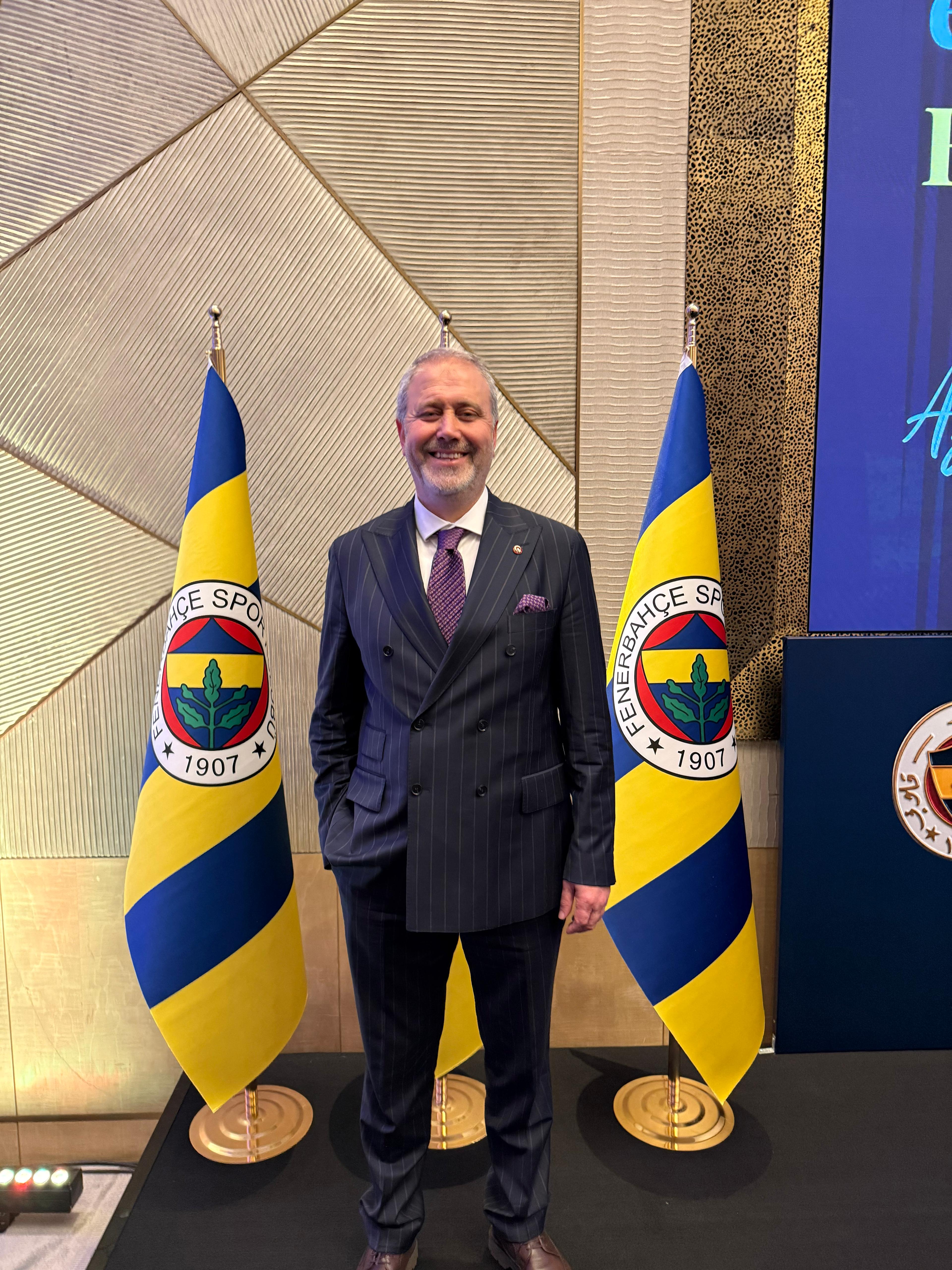 Mehmet Aydın — Fenerbahçe bayrakları önünde